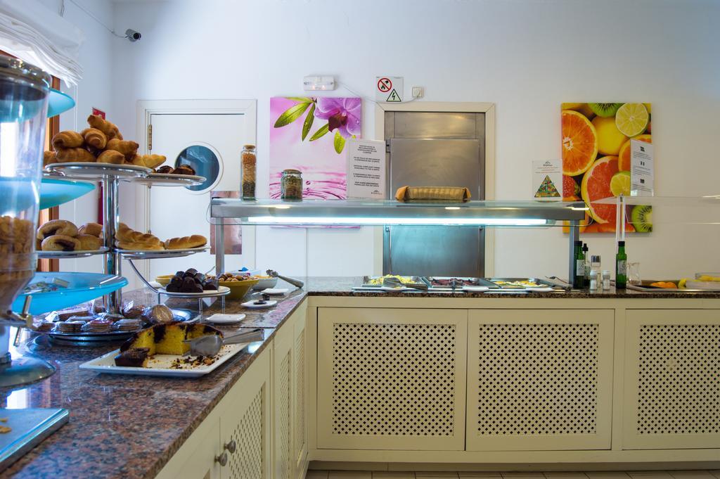 Hostal Rosales Es Pujols Ngoại thất bức ảnh