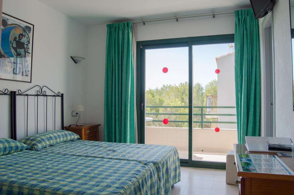 Hostal Rosales Es Pujols Ngoại thất bức ảnh