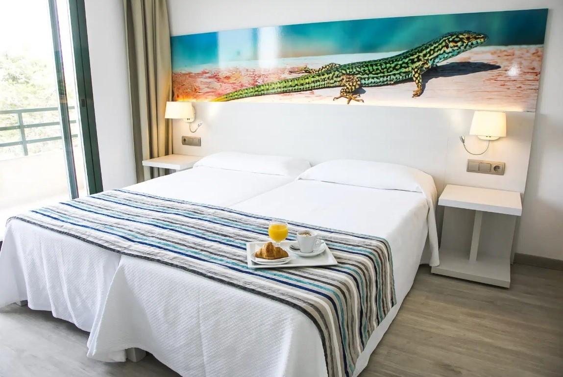 Hostal Rosales Es Pujols Ngoại thất bức ảnh