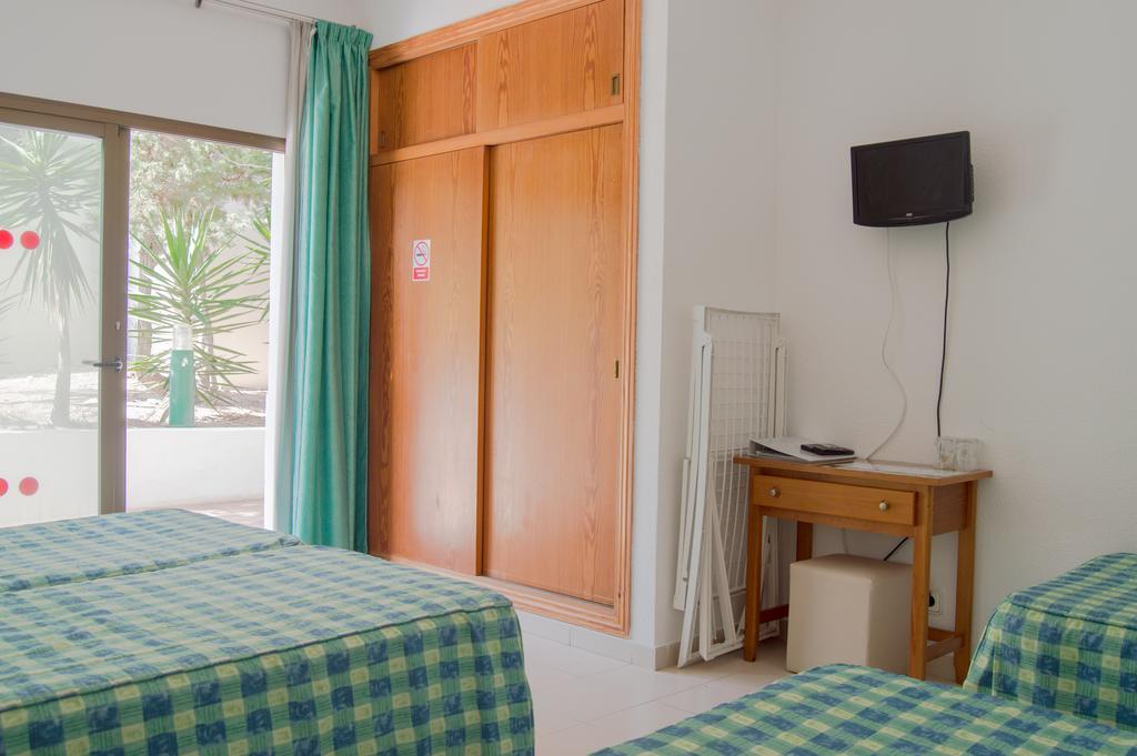 Hostal Rosales Es Pujols Ngoại thất bức ảnh