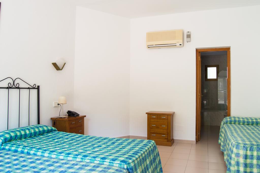Hostal Rosales Es Pujols Ngoại thất bức ảnh