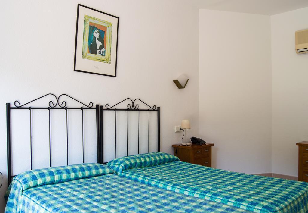 Hostal Rosales Es Pujols Ngoại thất bức ảnh