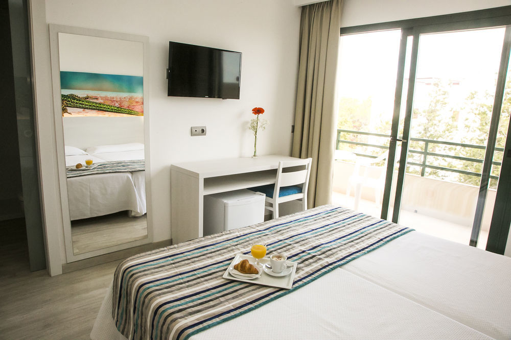 Hostal Rosales Es Pujols Ngoại thất bức ảnh