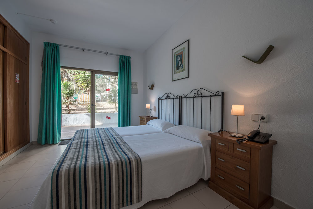 Hostal Rosales Es Pujols Ngoại thất bức ảnh