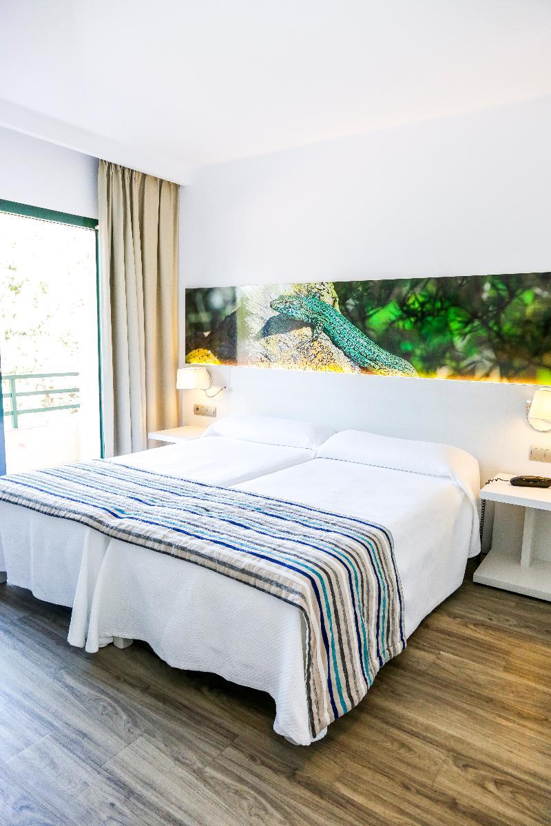 Hostal Rosales Es Pujols Ngoại thất bức ảnh